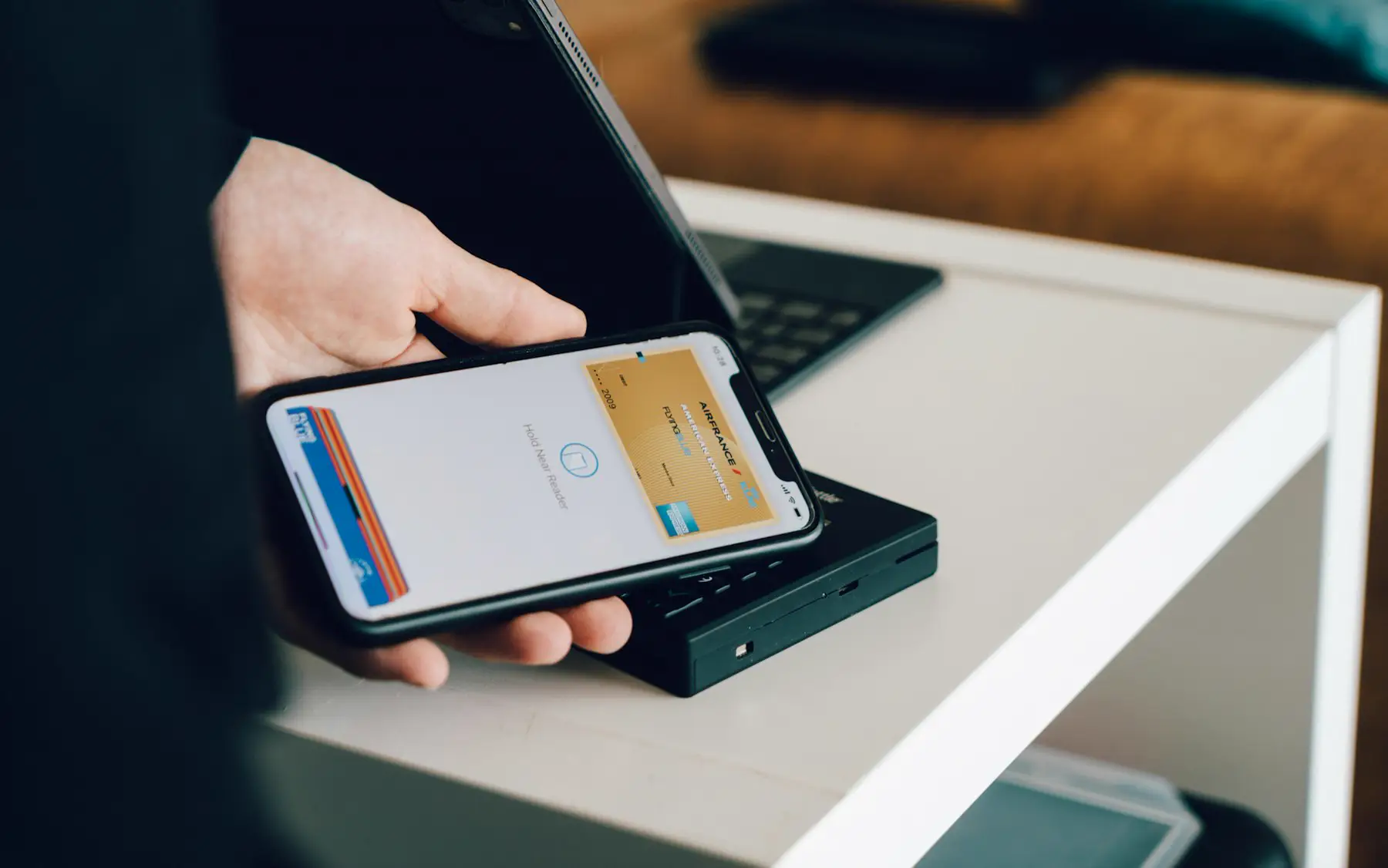 Propietario revisando el cobro de sus reservas en el celular