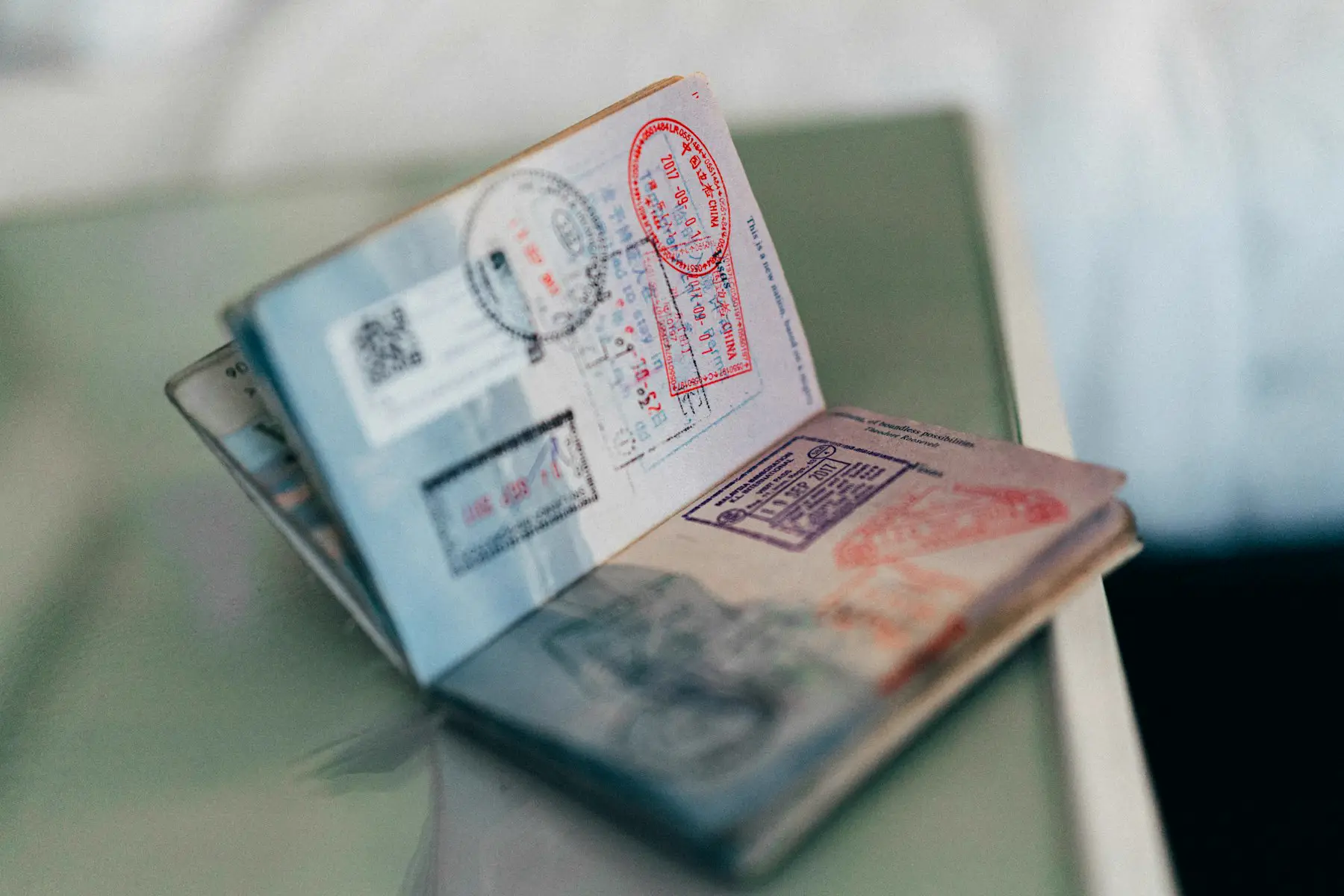 Pasaporte abierto para verificar la identidad del huésped