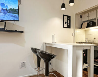 Estudio con Patio y Parrilla en el centro